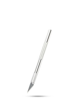 Cutter bistur&iacute; de metal sobre un fondo blanco liso y aislado. Vista de frente y de cerca. Copy space. Formato vertical