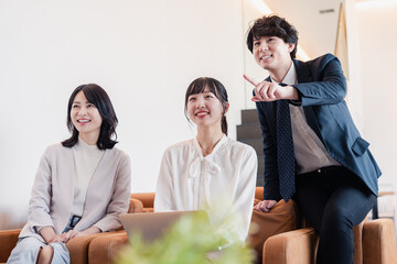 プレゼン資料の確認をする3人のビジネスパーソン