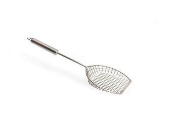 Espumadera de acero sobre un fondo blanco liso y aislado. Vista de frente y de cerca. Copy space