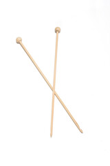 Agujas de madera sobre un fondo blanco liso y aislado. Vista superior y de cera. Copy space. Formato vertical