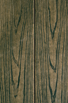 Tablones de madera oscura con betas en posición vertical para texturas de madera