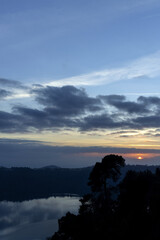 Coucher de soleil sur le lac Nemi en Italie