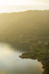 Coucher de soleil sur le lac Nemi en Italie