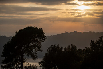 Coucher de soleil sur le lac Nemi en Italie