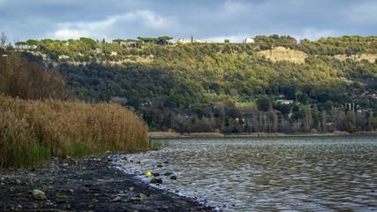 Sur les rives du lac d'Albano &agrave; Castel Gondolfo en Italie