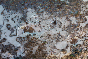 Lastra di ghiaccio crepata vista dall'alto, natura in inverno