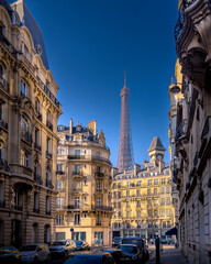 Fototapeta na wymiar Paris, France - February 14, 2023: Comfortable street with views of the Eiffel Tower in Paris, France. The Eiffel Tower is one of the most emblematic monuments of Paris. 