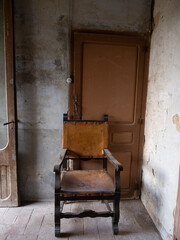 Fototapeta na wymiar una silla vintage solitaria