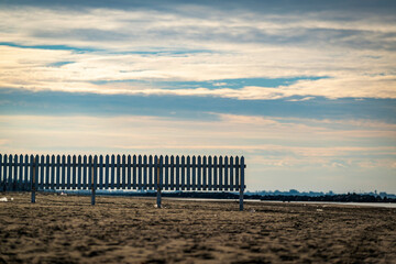 Plage déserte en hiver