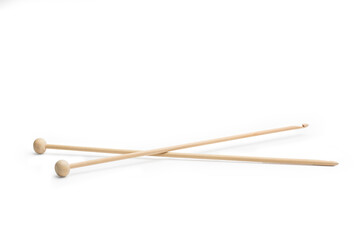 Agujas de madera sobre un fondo blanco liso y aislado. Vista de frente y de cera. Copy space. Formato vertical