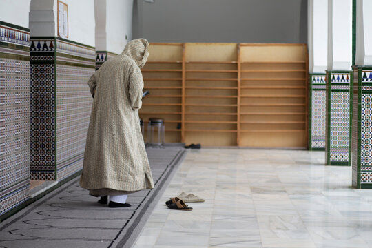 hombre &aacute;rabe en mezquita 