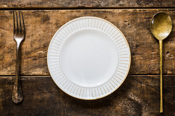 木の机_白いお皿_カトラリー