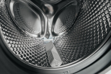 Kind in a washing machine drum