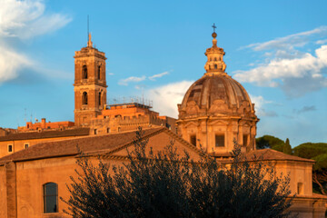 Eglises au lever du jour à Rome