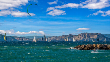 Kitesurfeur et voiliers le long des côtes marseillaises