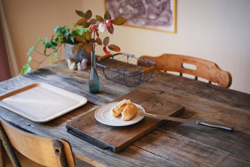 エッグベネディクトコロッケのある机