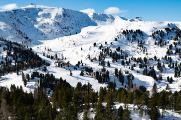 Winterlandschaft im  Skigebiet der Turracher Höhe in Kärnten. Das 1700 m hoch gelegene Gebiet bietet mit seinen über 30 Pisten beste Skibedingungen - obrazy, fototapety, plakaty