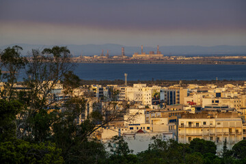 Vue sur la ville de Tunis au coucher du soleil