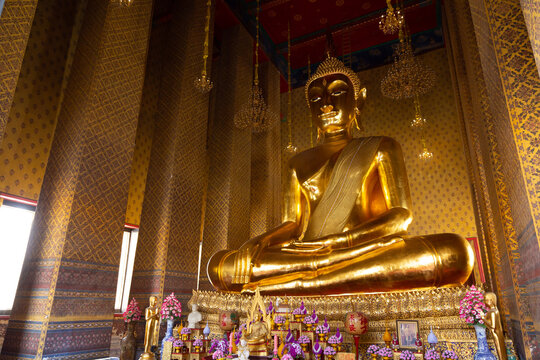 Luang Por Toh is a large stucco Buddha image in the subduing Mara posture, illuminated in gold. It is extremely beautiful.