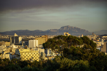 Vue sur la ville de Tunis au coucher du soleil
