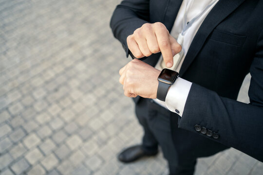 Using a smartwatch manager for work, puts a note in the online calendar.