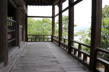 広島県、宮島の風景、厳島神社、工事中の大鳥居、鹿と遊ぶ女の子、参拝する親子