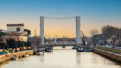 Pont dans le port à l'aube