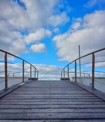 Fototapeta premium Passerella verso il cielo