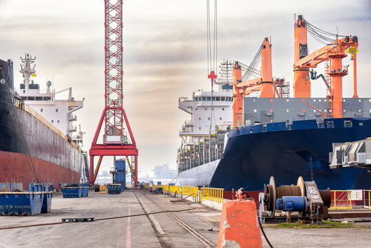 Deux grands navires de fret en r&eacute;vision et entretien dans le port de Dunkerque.