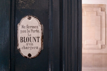 Do not close the door, the blount will do it