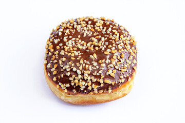 Pączek z czekoladą i orzechami na białym tle