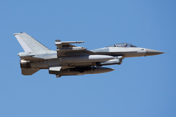 Avión de combate despegando