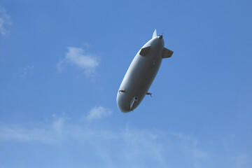 White zeppelin seen from below © BreizhAtao