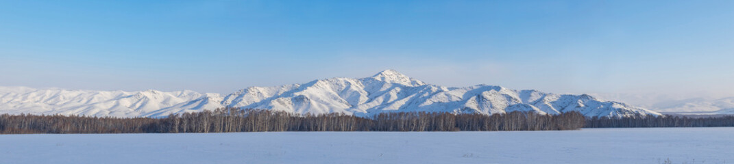 Fototapeta na wymiar panoramic winter view of the mountains in the snow