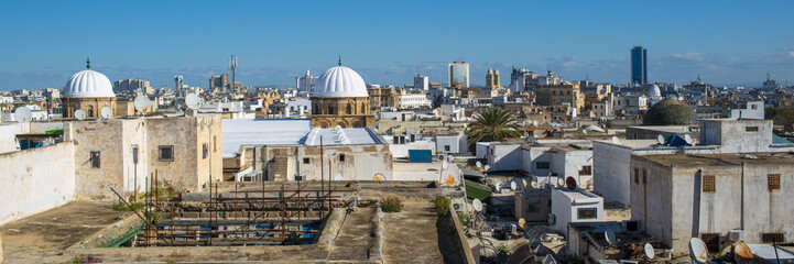 Fototapeta premium Vue panoramique sur les toits de la Médina de Tunis