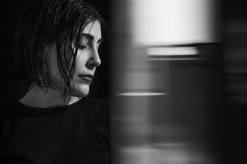 retrato artistico de blanco y negro, inspirado en la epoca de los 80, edicion especial estilo dramatico 