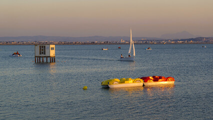 Base de loisirs nautiques au crépuscule