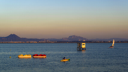 Base de loisirs nautiques au crépuscule
