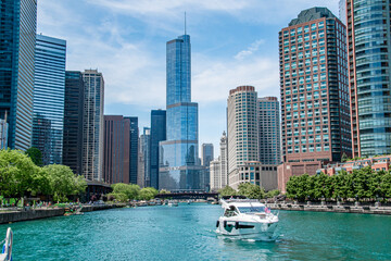 Fototapeta na wymiar Chicago City Skyline Looking Down the Chicago River With Boats