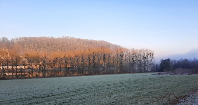 Gelée matinale dans la vallée de la Meuse à proximité de Dinant, Wallonie, Belgique