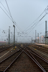 Schienen einer Bahnanlage im Nebel. 