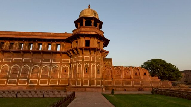Video of simple and beautiful sequence pattern art is on Jahangari Mahal in Agra