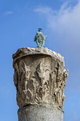 Ancienne colonne et statue