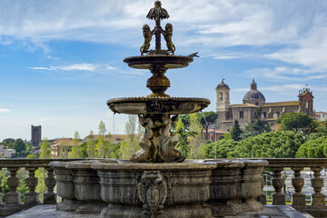 Fototapeta na wymiar Fontaine avec vue dans le centre historique de Viterbo en Italie