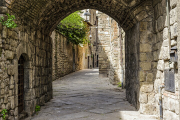 Arche en pierre dans le centre historique de Viterbo en Italie
