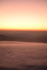 Fototapeta na wymiar Neuschee mit Schneetreiben, Schnee im Sonnenuntergang als Close-up Nahaufnahme mit Unschärfe im Hintergrund