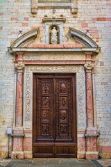 Fototapeta na wymiar spello, italien - kirchenportal an santa maria maggiore