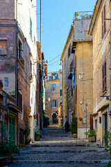 Fototapeta na wymiar Balade dans le centre d'une vieille ville en Italie