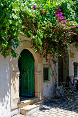 Ruelle ombragée dans une ville en Tunisie