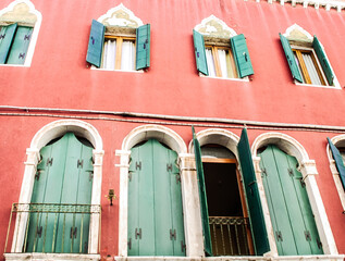 Fototapeta na wymiar Venice building holidays postcard Italy pink old windows